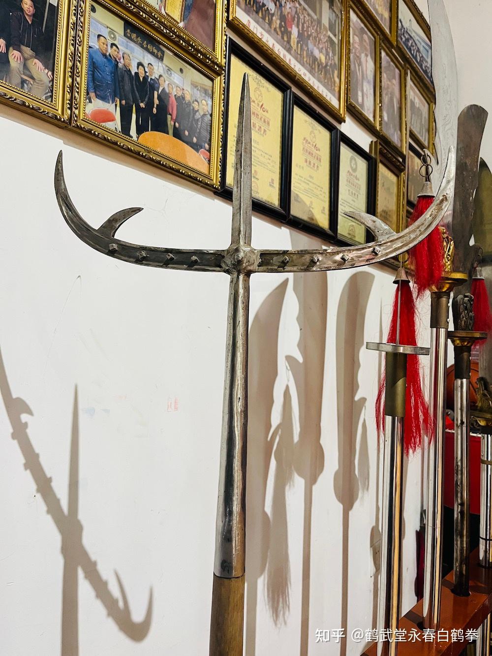 铁钯为永春白鹤拳传统器械,早在北宋建隆元年(960)就被列为十八般兵器