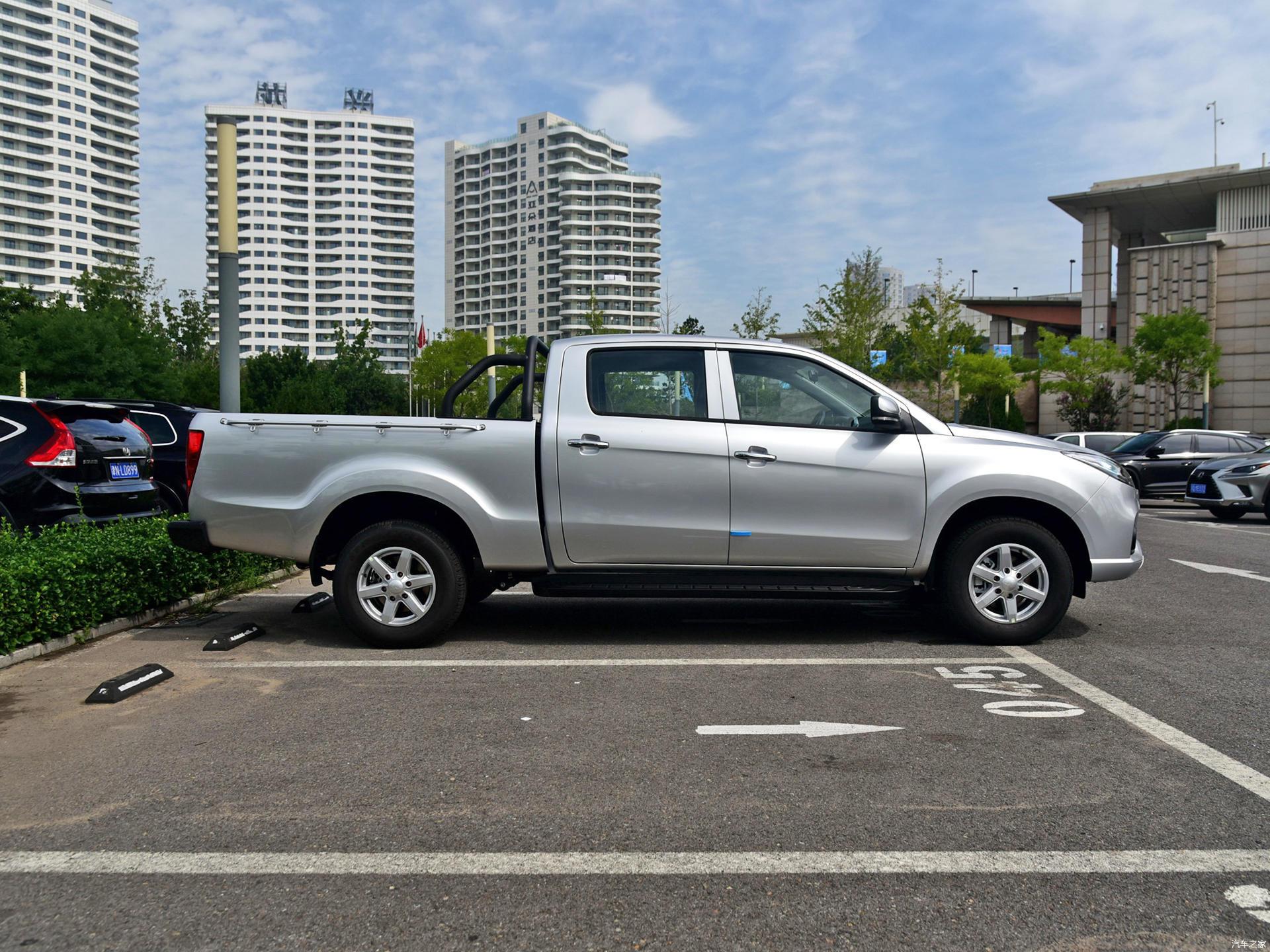 江铃新宝典皮卡终于改款长度近6米配两种动力还可选四驱