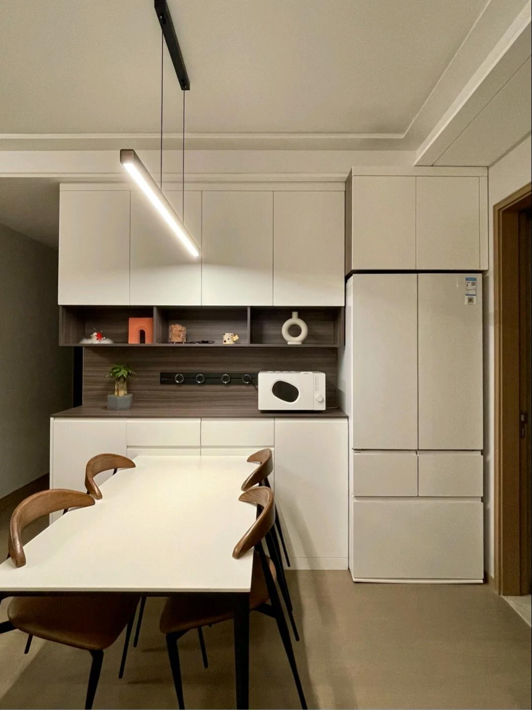 业主家在餐边柜中间设计了轨道插座 使用方便2.