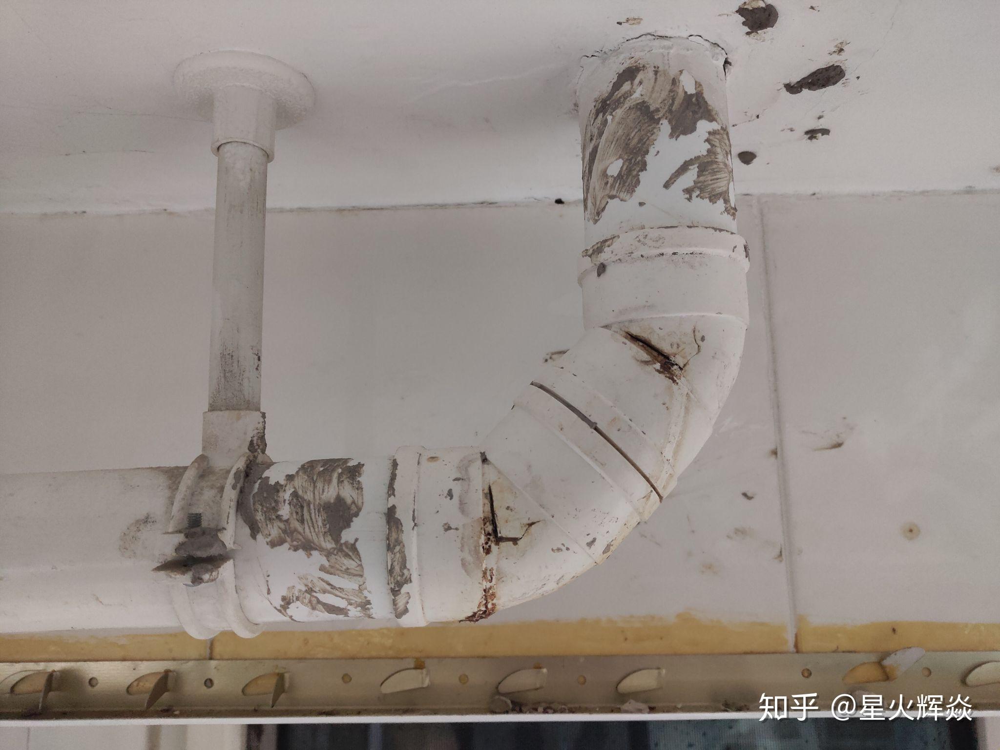 两个转向管已经有两处开裂很明显,这是楼上厨房的下水管,这一段在我家