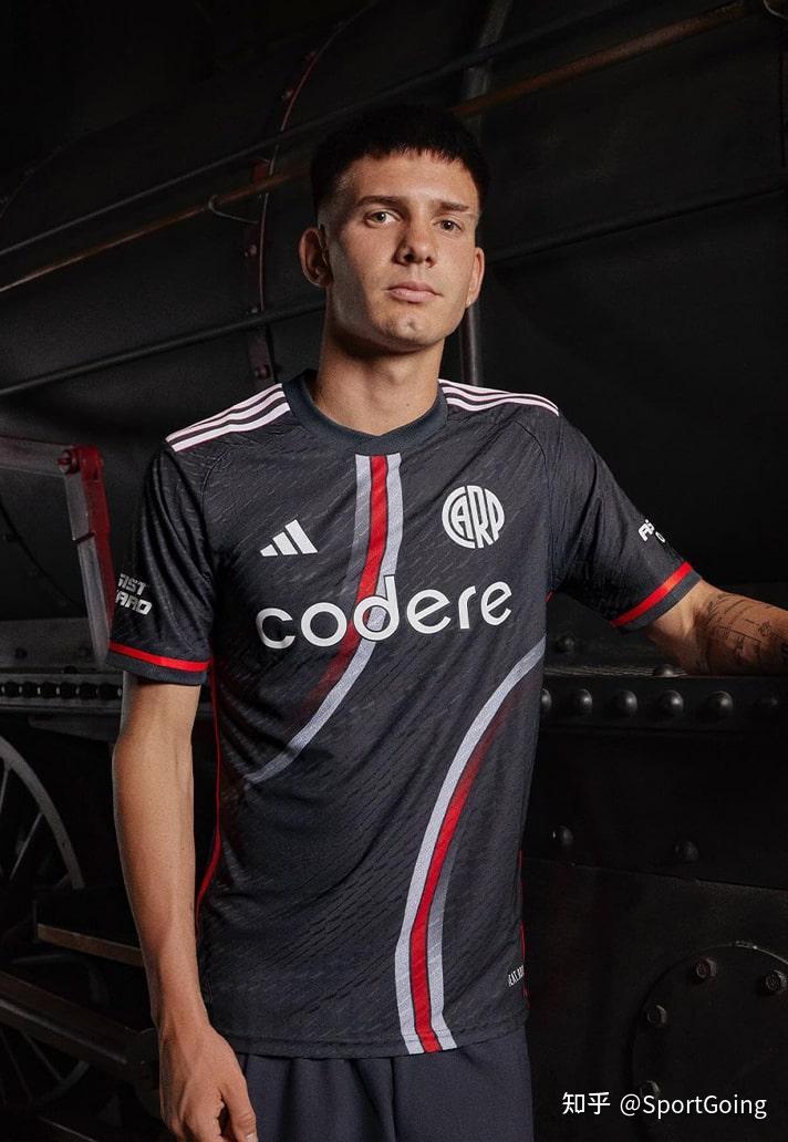 阿迪达斯为阿根廷豪门河床队推出2024 年第三款球衣