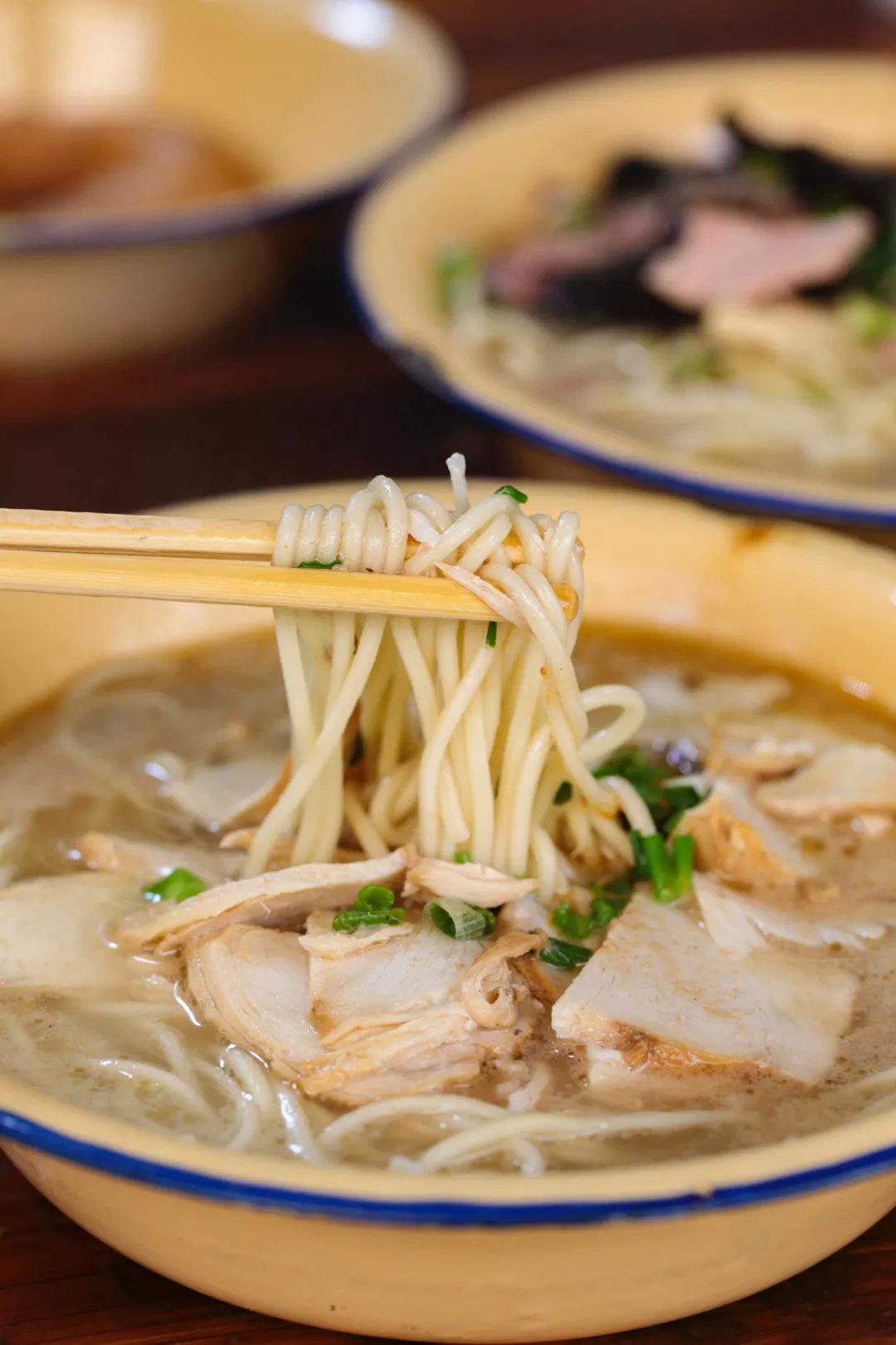 01 | 早堂面关于米粉和面条,他们每个人都心系好几家早餐店.