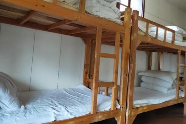 这里宾馆很多,价格也不高,适合夜晚登山,山上也有住宿,东峰,西峰,北峰