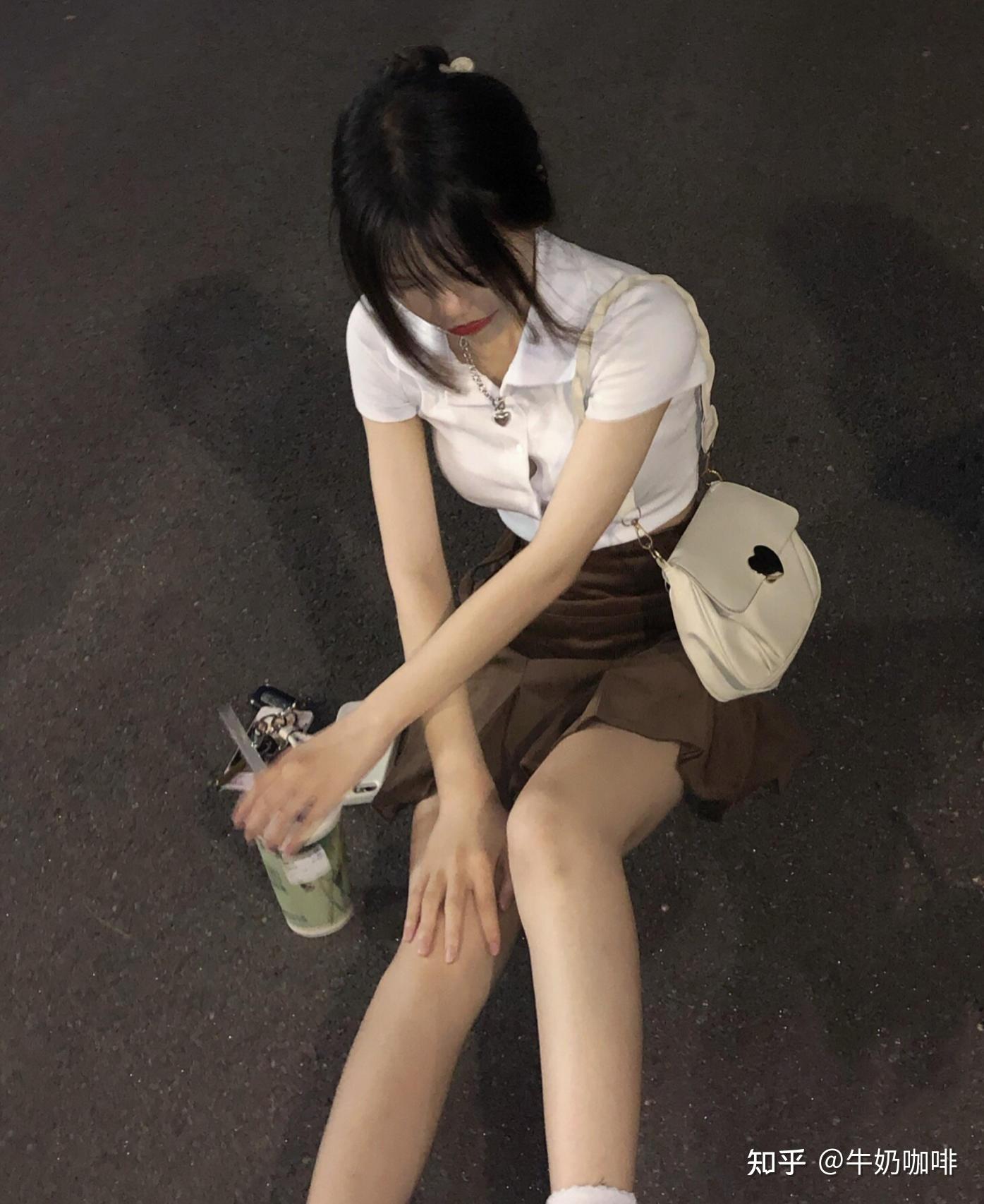 女生穿的明明很日常,没漏腰也没露腿,但为什么有的女生说穿的像出去卖