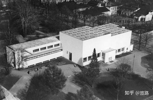 阿尔瓦阿尔托的维普里市立图书馆为什么要在后面缺一小角