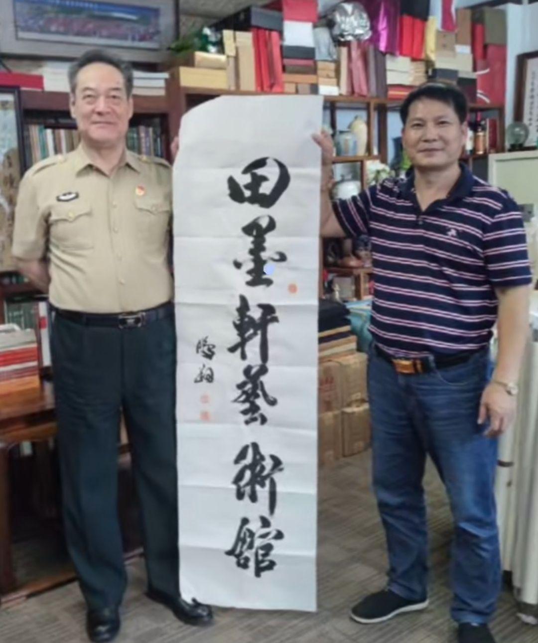 如何看待余鹏翔将军鼓励大家像战士一样勇敢的穿汉服,弘扬民族文化?