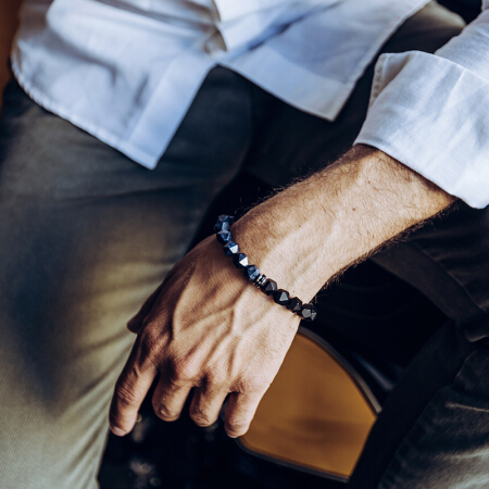 男生手腕要带些什么饰品