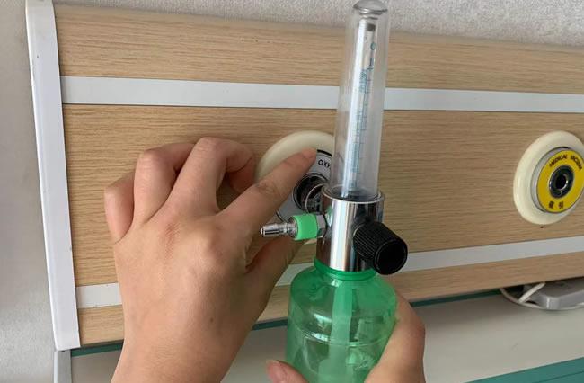 病房床头墙上氧气瓶怎么取下来