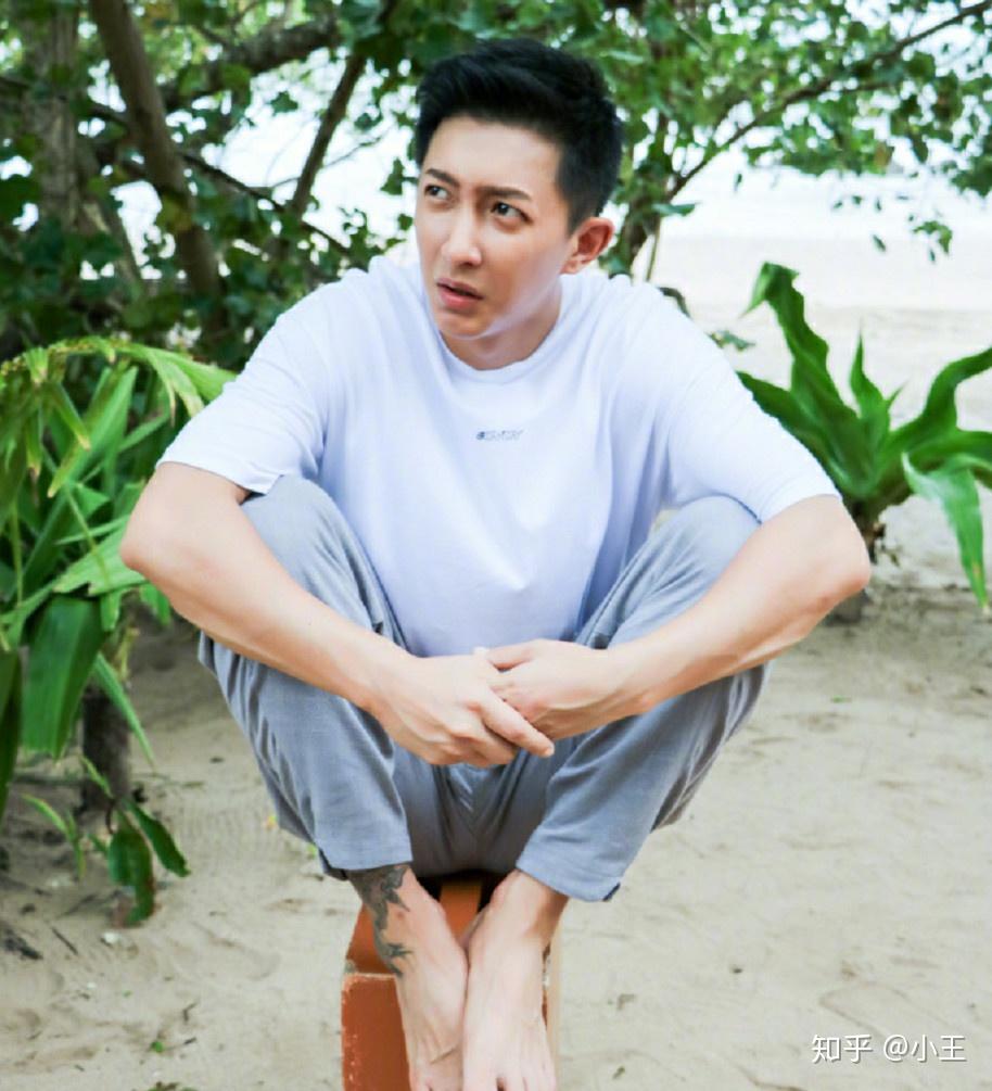 韩庚晒出霸气坐姿美照腿上的纹身抢了镜这是纹的啥