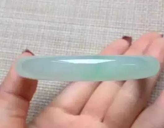 摔手镯的女人 v2-9582a1d8690a966d4023728312740490_r.jpg