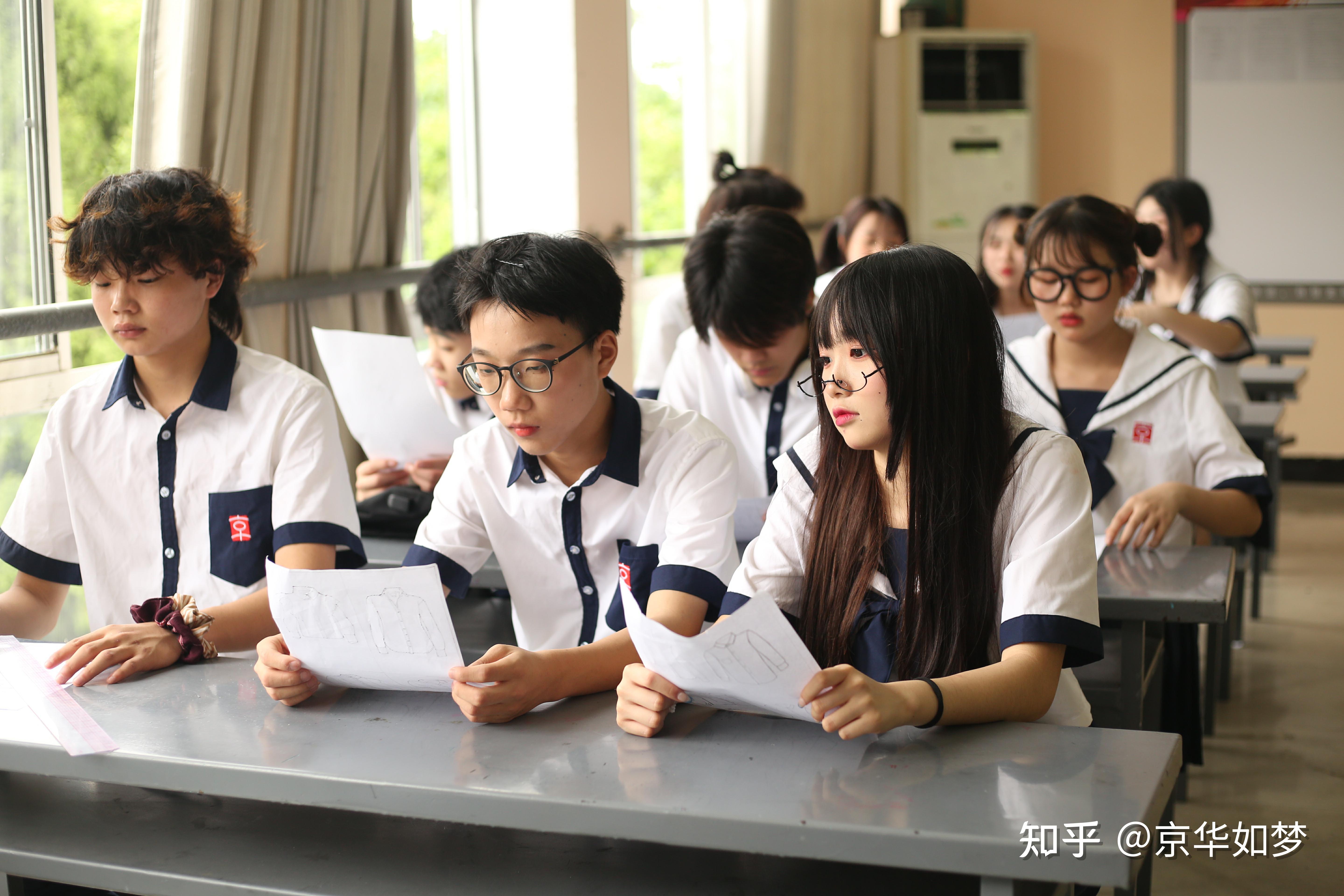 你的校服好看吗?岳阳服装设计学校校服的青春之美