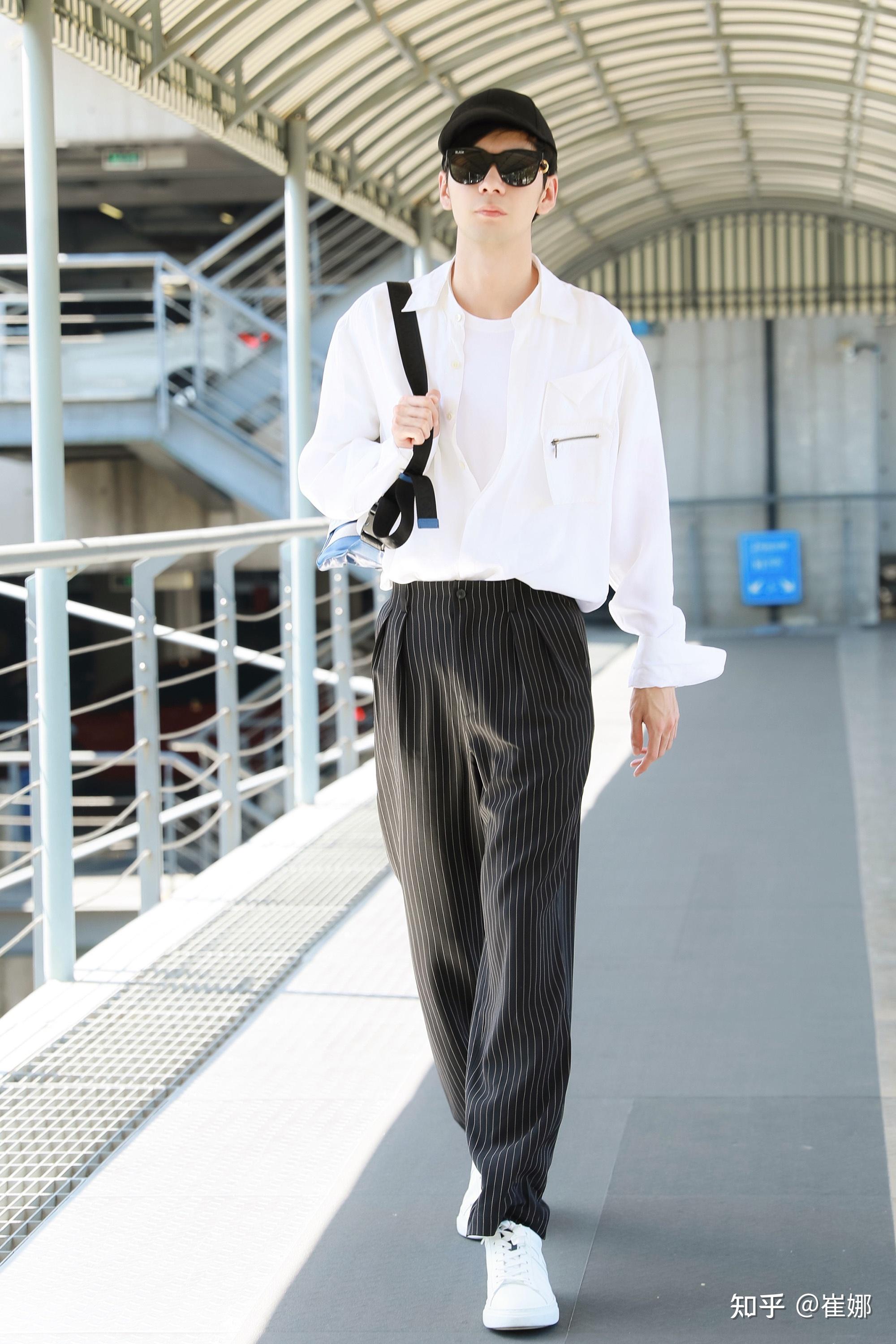 男生穿白衬衫该如何搭配裤子