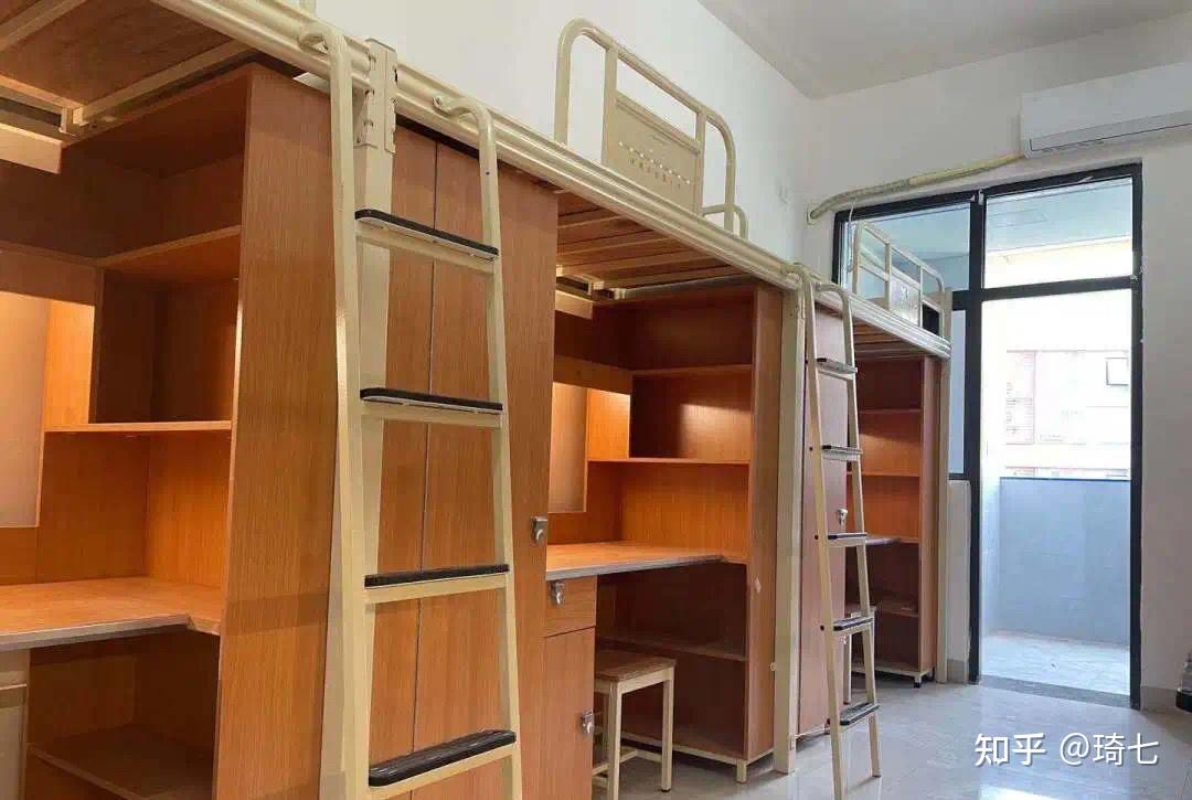 能上传些泸州高中城西校区的照片或者忠山校区的照片吗学长学姐们也