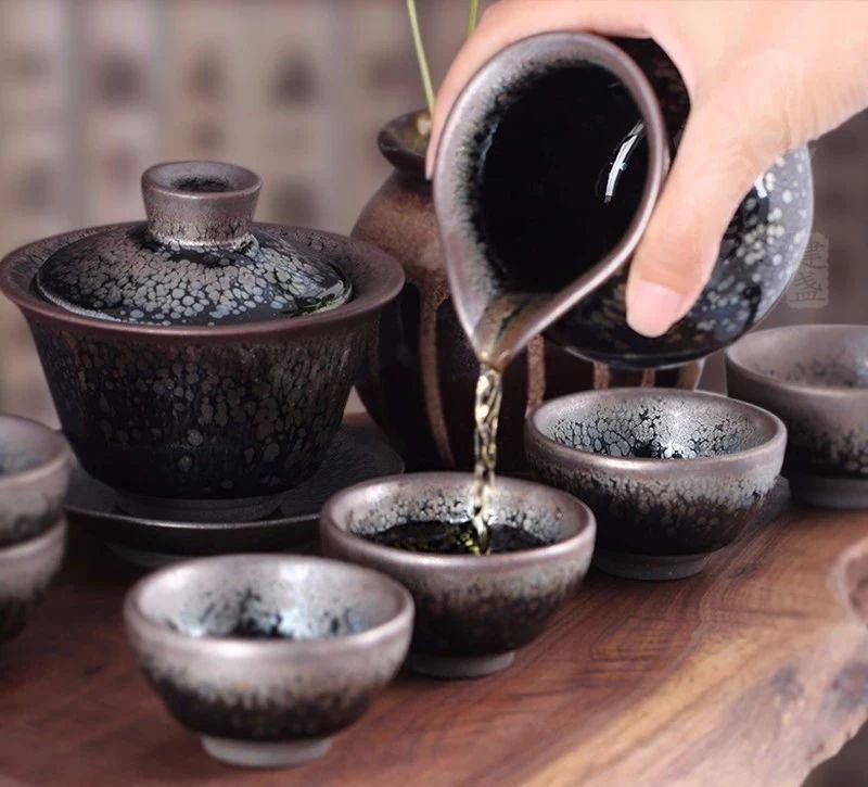 用建盏喝茶,可以长时间保温蓄热提高茶汤的碱性,保证了茶水的口感更佳