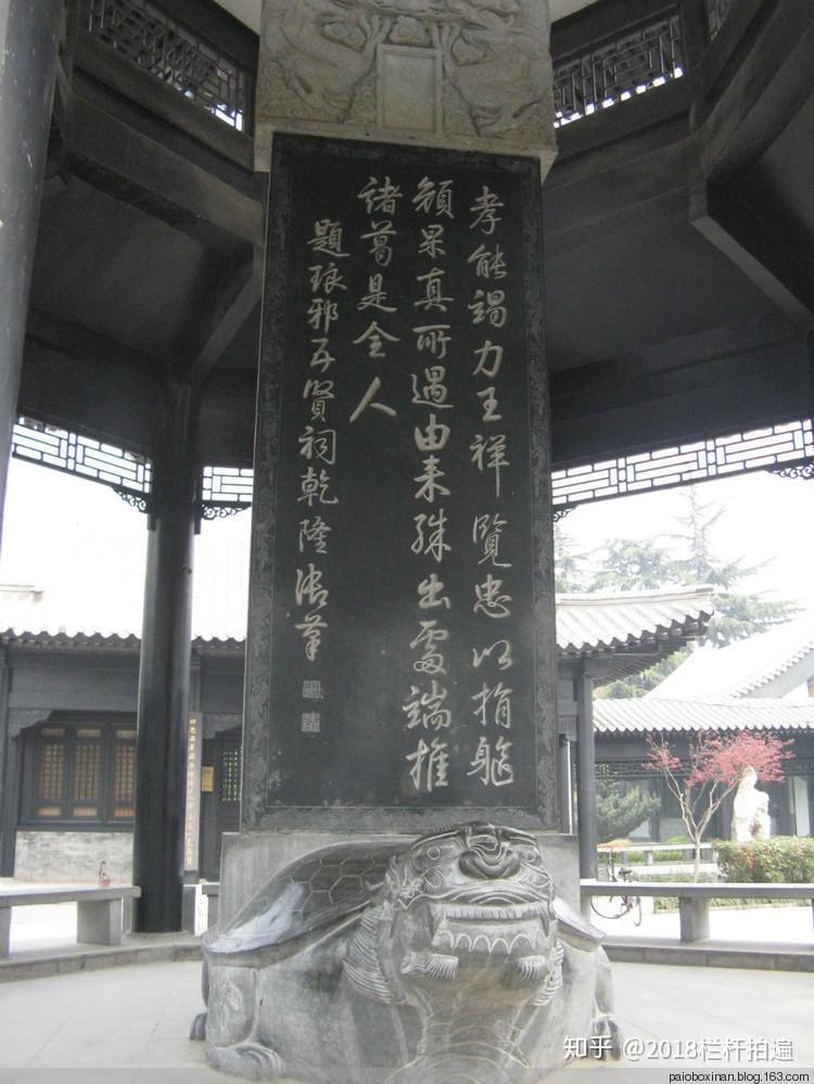 下图,《乾隆题五贤祠碑》简介下图,乾隆御碑亭    楹柱上联:雖然大漢