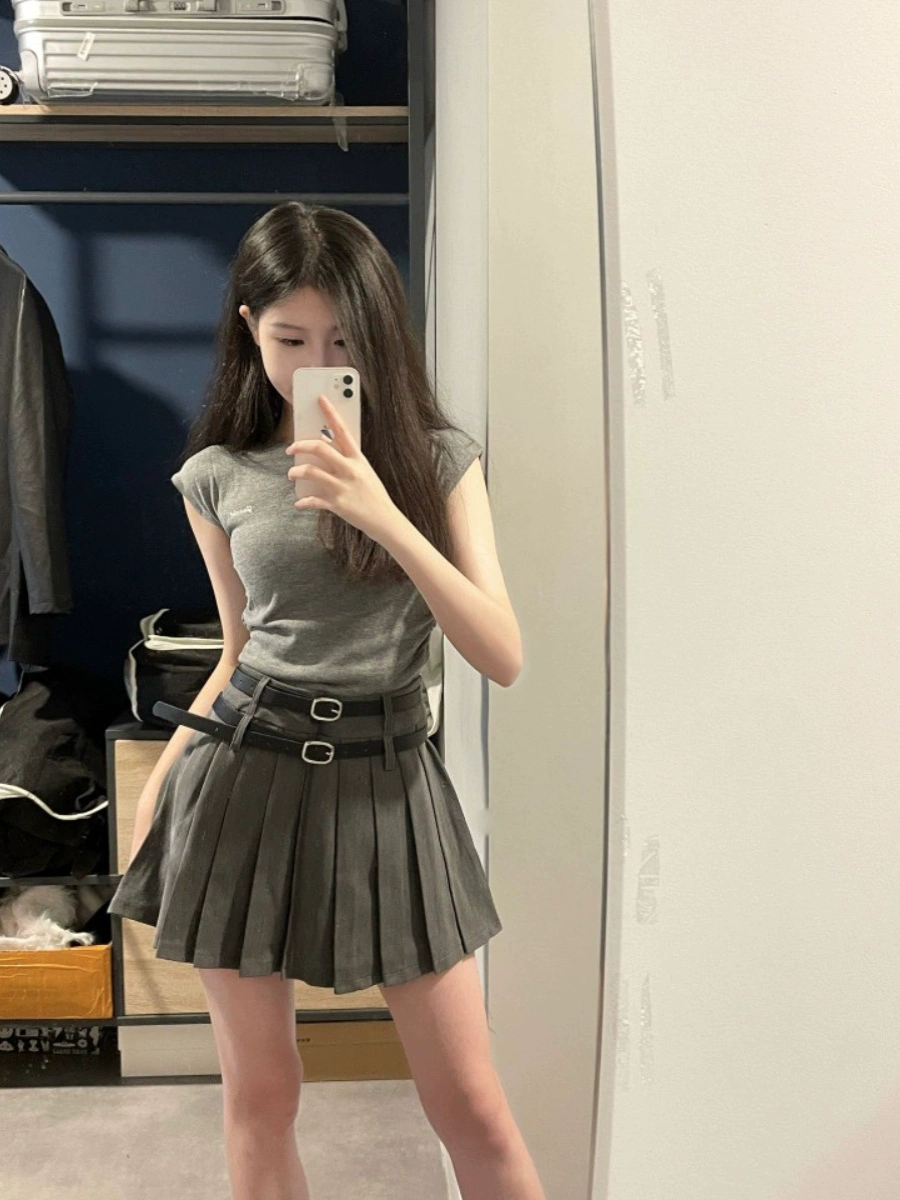 为什么现在女孩子身上的衣服越来越薄