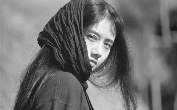 杨丽萍摘下帽子有多美年轻时又飒又欲冯小刚感叹她不是人是仙