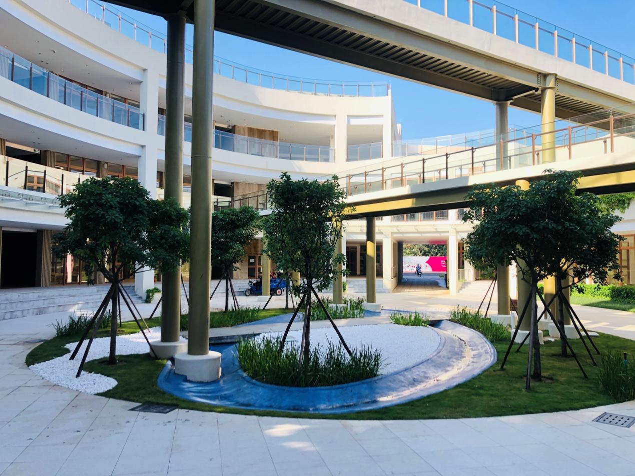 幼儿园中庭对于小小学习者来说,校园就是一个探索和发现的巨型玩具.