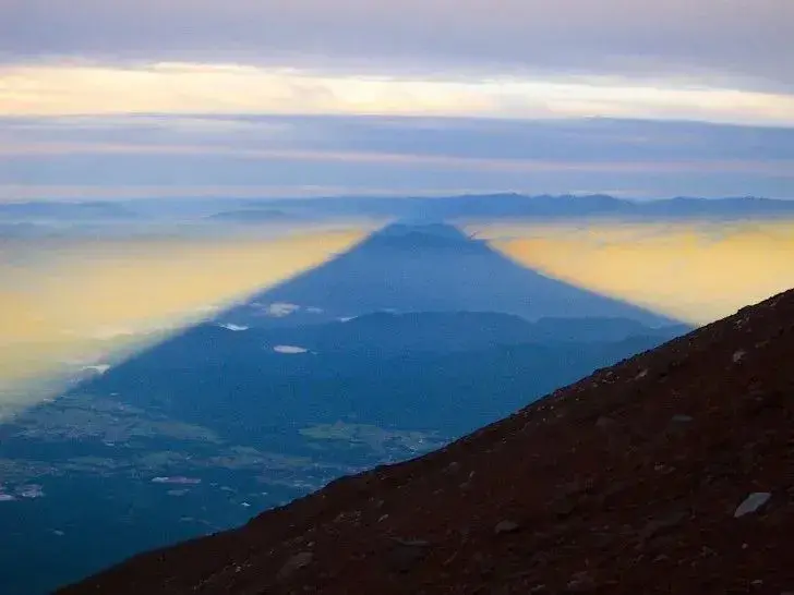 所谓"影富士"指的是富士山的影子在浮云或大地上所形成的的景色,是登