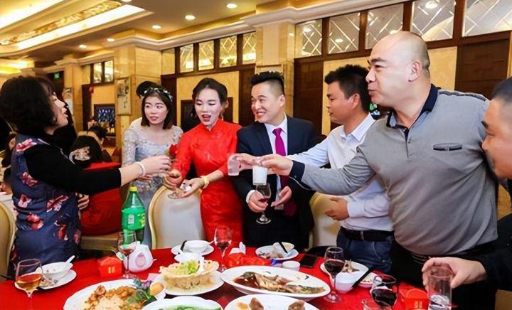 酒桌文化也是社交礼仪的一部分,酒桌上这样敬酒,既得体又大方 - 知乎