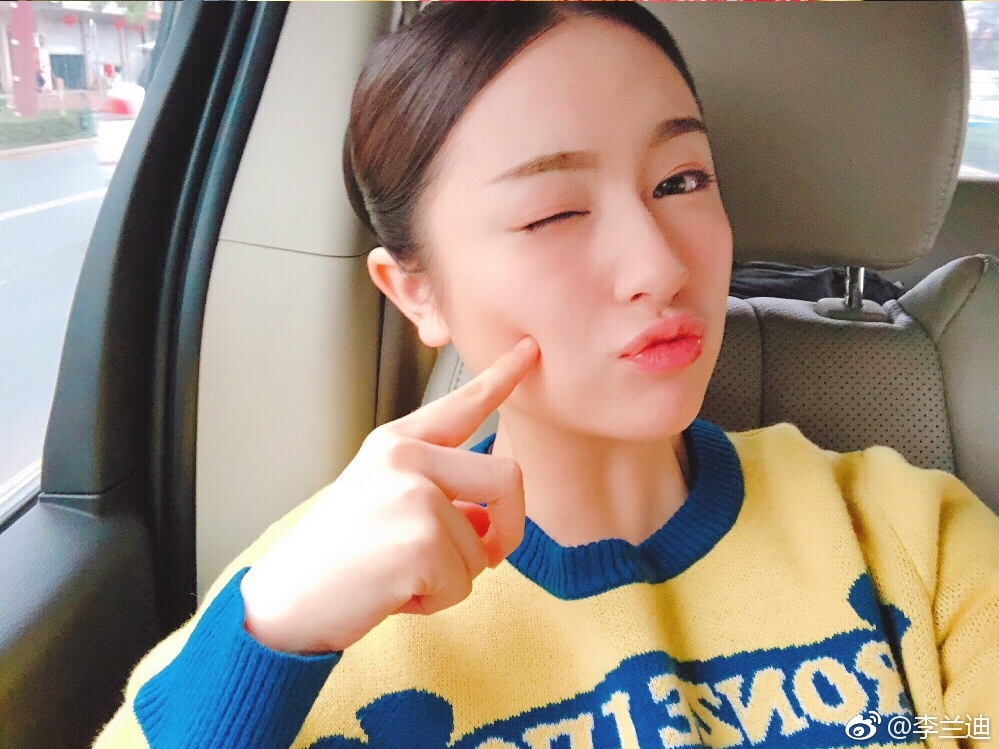 告别镜头尴尬症送你一份自拍手势大全