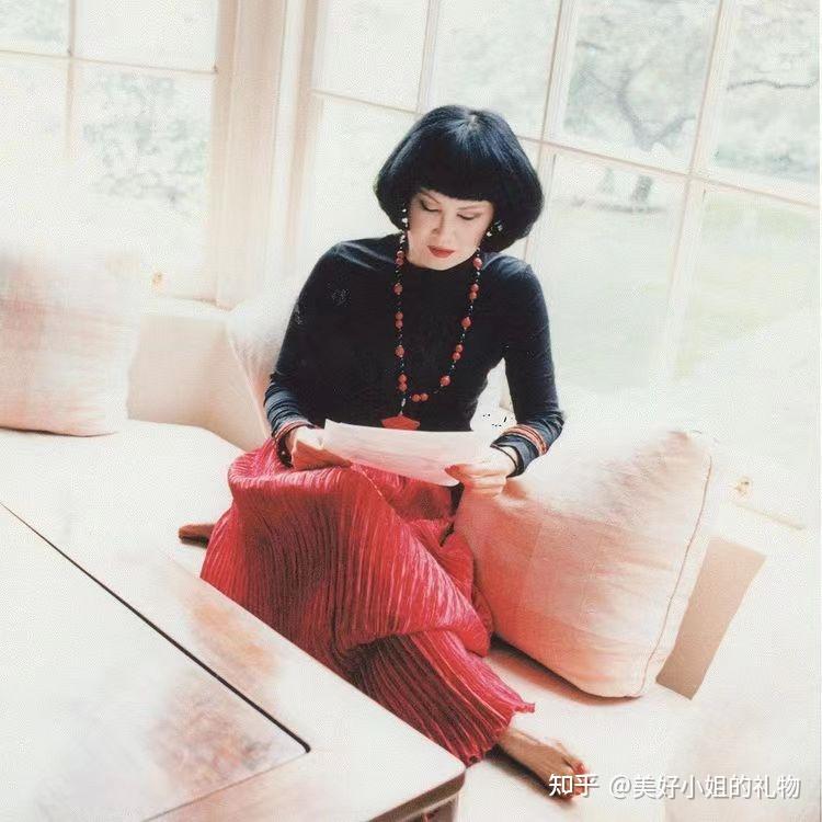 创始人靳羽西还是很多妈妈年轻时的时尚icon呢,我最近看到靳羽西女士