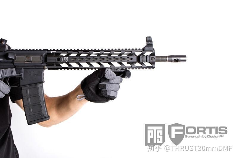 吃鸡中半截式握把轻型握把在现实中手是怎样放的中间的那些窟窿是干啥