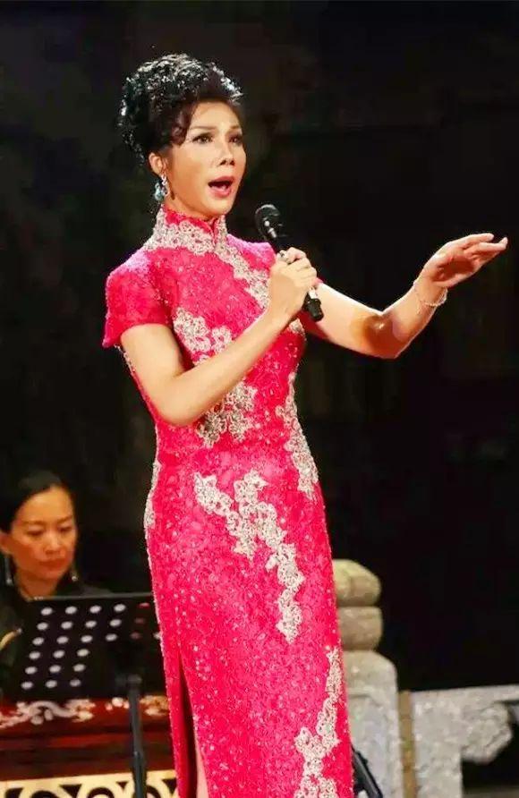 《周氏反嫁》陈丽英《祭潇湘》何萍他唱曲轻松自若,趣味盎然,言谈乐观