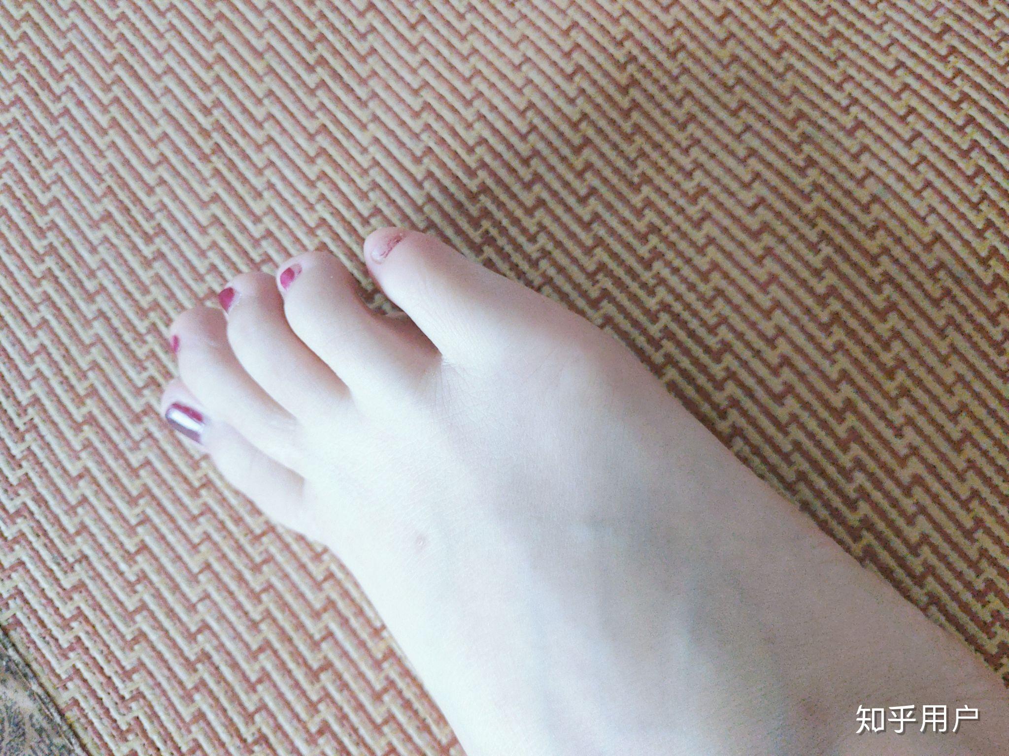 为什么女生喜欢在脚趾甲上涂红色指甲油? 