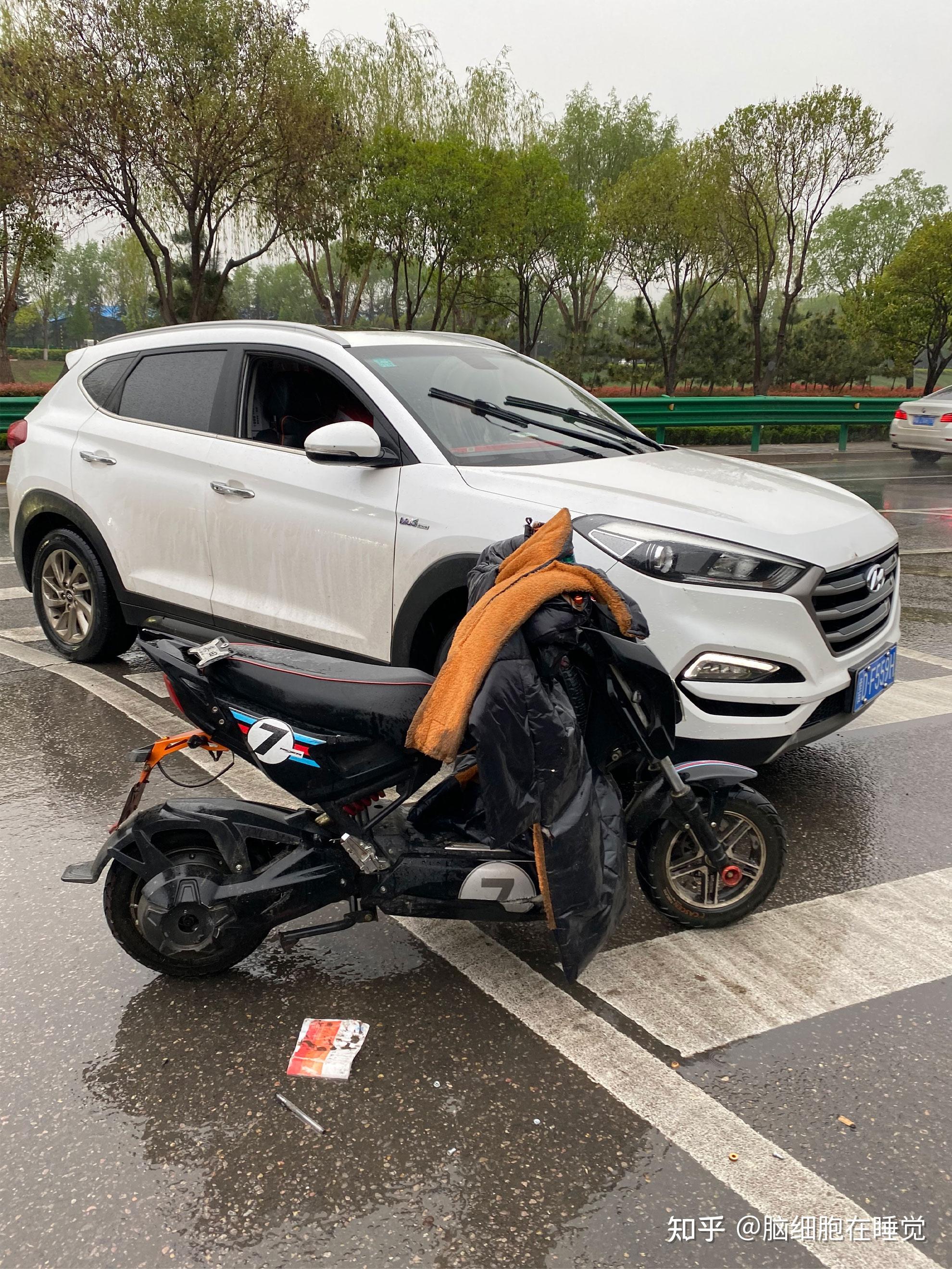 下班後我騎著電動車回家,我騎的很快,雖然穿了雨衣但是頭髮劉海 眼睛