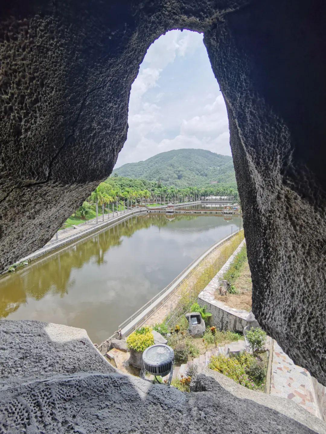 閩粵第一城紅色大城門閩粵第一城遠觀圖啟航廣場:景區入門口處,象徵著