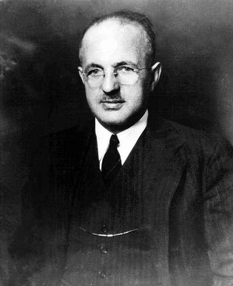 怀特同61岁的凯恩斯握手的时候,他觉得有些气喘不过来,伸手扭了扭脖子