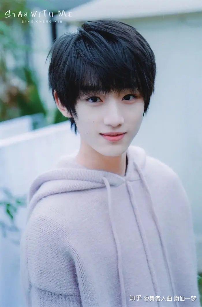 可以安利一些丁程鑫小时候的照片吗探出好奇的小脑袋