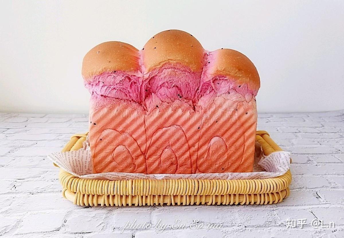 颜值类美食火龙果吐司松软可口粉红可爱小仙女必备早餐