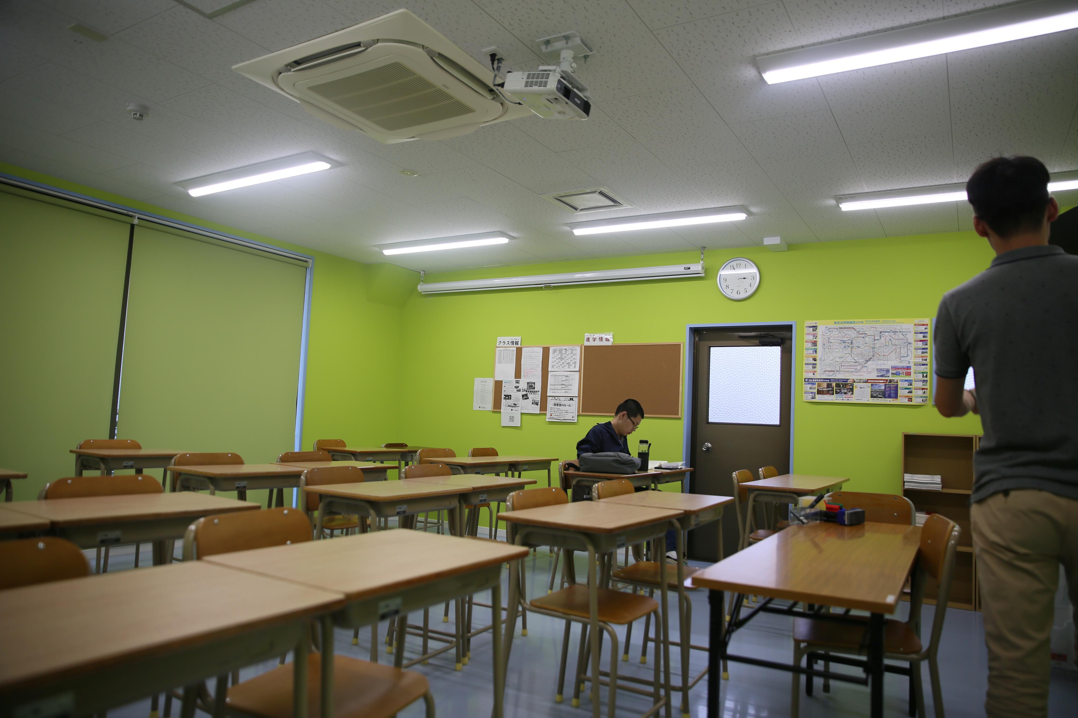 学校是五层楼的建筑,每个楼层的颜色都不一样,有粉红,蓝色以及浅绿等