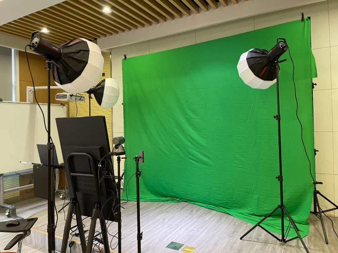 往往在既有的普通多媒体教室搭建,通过在讲台放置一套直播设备,方便