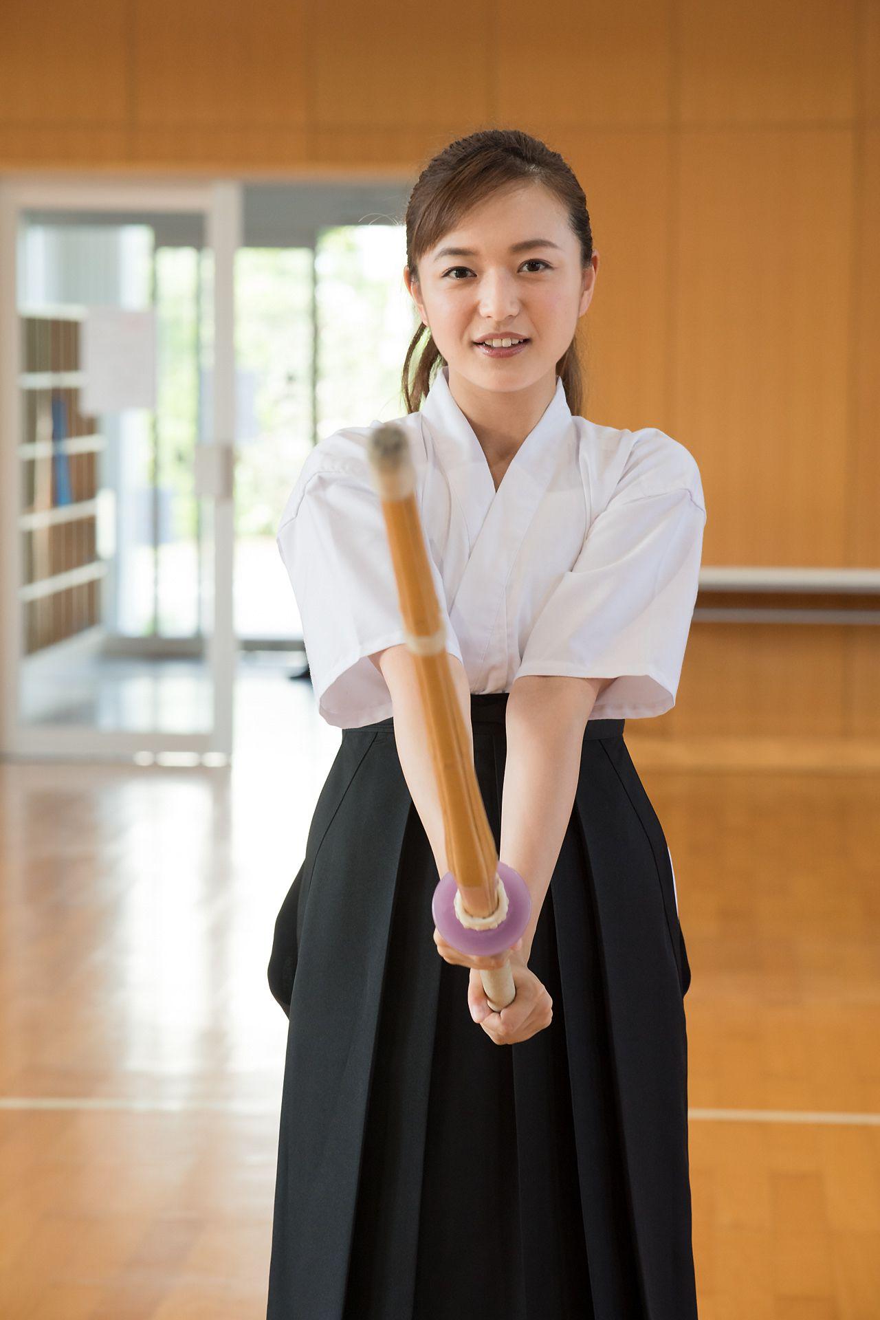 日本女模特山中真由美写真,穿武士服手持木剑英气十足,笑容甜美治愈一切 - 知乎