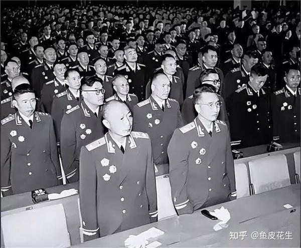 历史老照片系列(九十七):55年全军授衔当天,开国元帅集体向两位首长敬礼,分别是哪两人? - 知乎