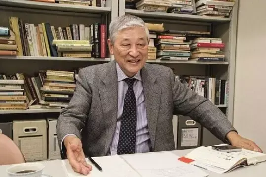 曾任一桥大学教授,东京大学教授,斯坦福大学客座教授,早稻田大学金融