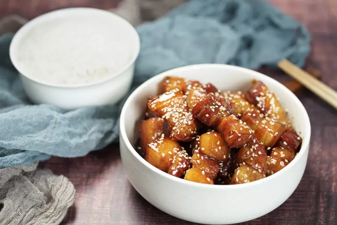 做红烧肉怎样不溅油 v2-96dfb8f7513a71e772837240a7f802bc_r.jpg