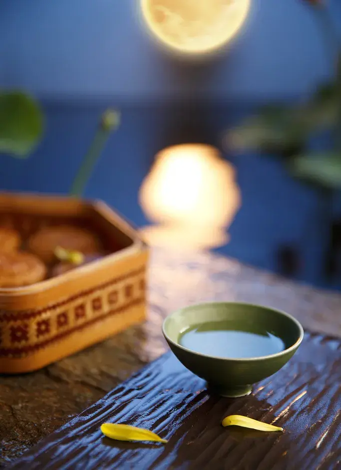 自汉朝起,在月下煮茶,伴着清香袅袅的茶香吟诗作对便成了文人骚客们的