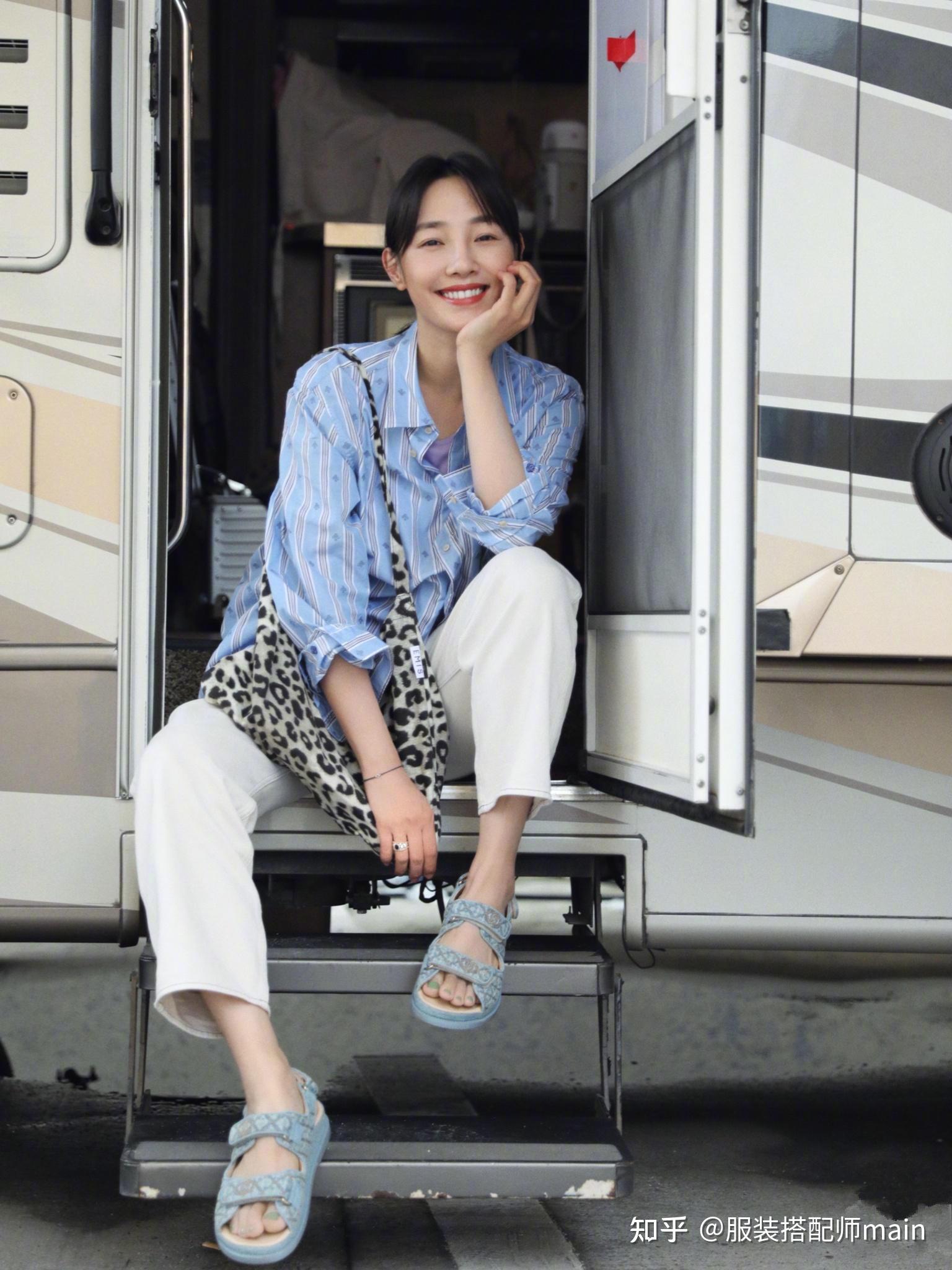 白百何的穿搭一直是我喜欢的风格,她最近分享中穿了一件蓝色男友风