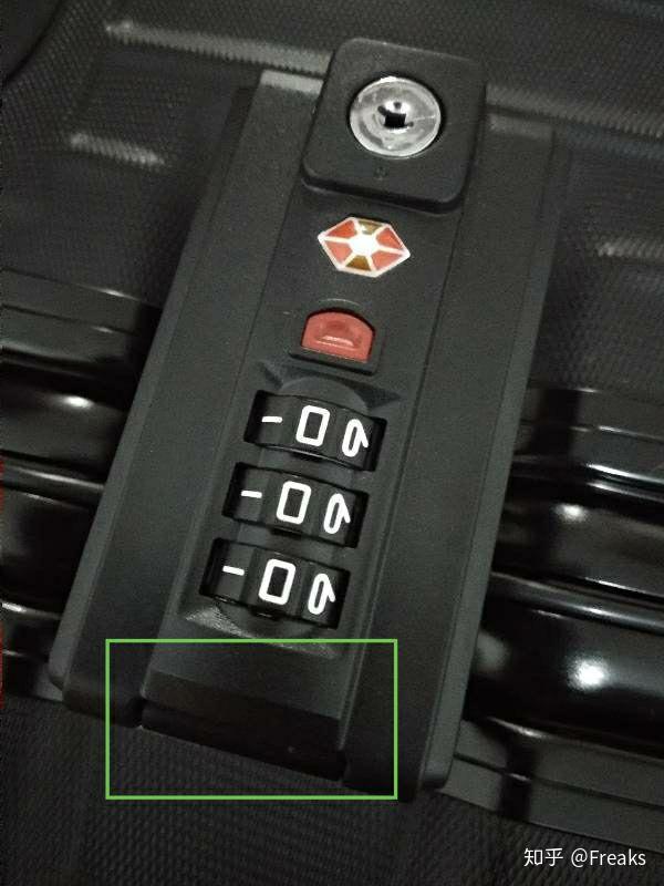 卡帝乐鳄鱼行李箱怎么改密码?