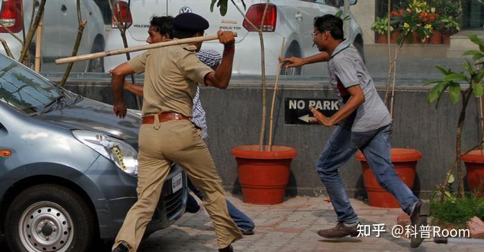 为什么印度警察拿的棍子? - 知乎