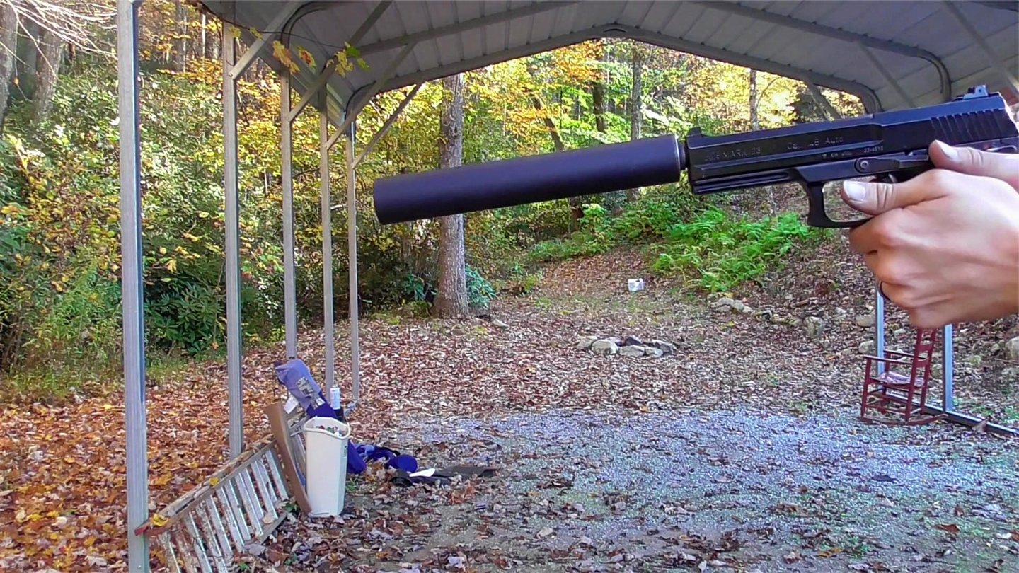 这支枪配备了消音器射击声音很小连耳麦都可以不用戴