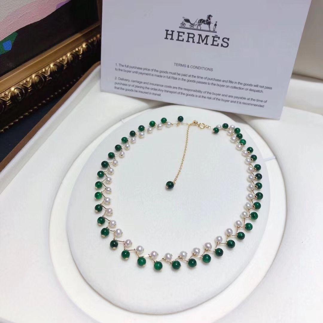 想给妈妈买条珍珠项链,哪个品牌好,性比价高呢,预算大概2500元?