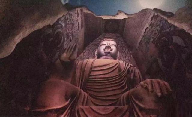 (南大像)与窟内景【640x389】敦煌莫高窟第130窟里,最著名的大佛塑像