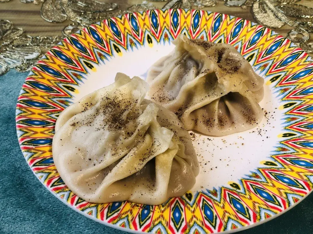 薄皮包子:薄皮包子和平常的包子不一样,正如其名,色白油亮,皮薄如纸