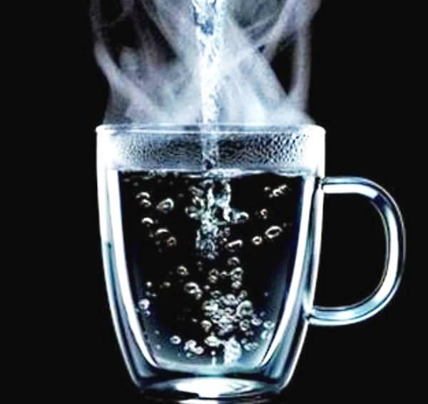 物化蒸发过程学习:如何通过杯壁上凝结的小水珠来确定杯中水的温度?