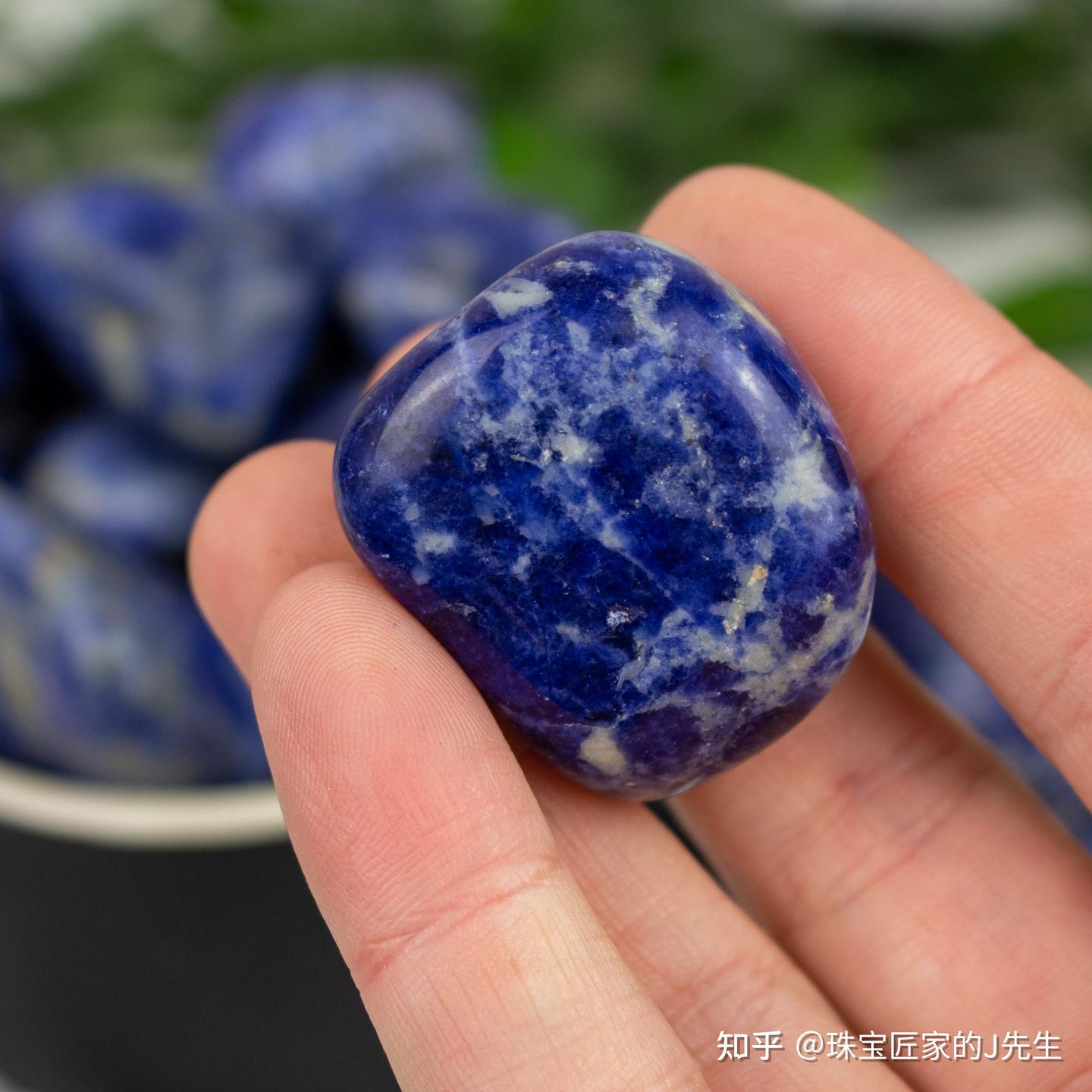 一晒就“黑”，一捂就“白”？这3种宝石紫外光下会变色，有的变美了，有的变丑了？ - 知乎